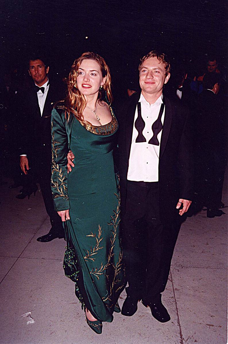 Z Jamesem Threapletonem na gali Vanity Fair Oscar Party 1998 roku. Zielona suknia od Givenchy to ulubiona kreacja aktorki z czerwonego dywanu