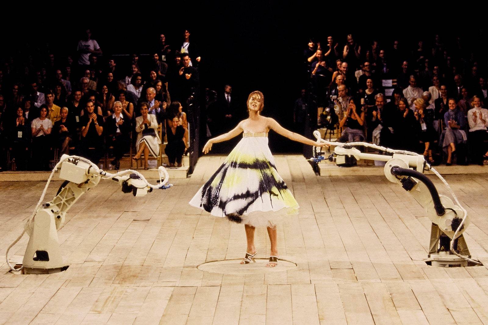 Alexander McQueen, wiosna/lato 1999 , Fot. Getty Images