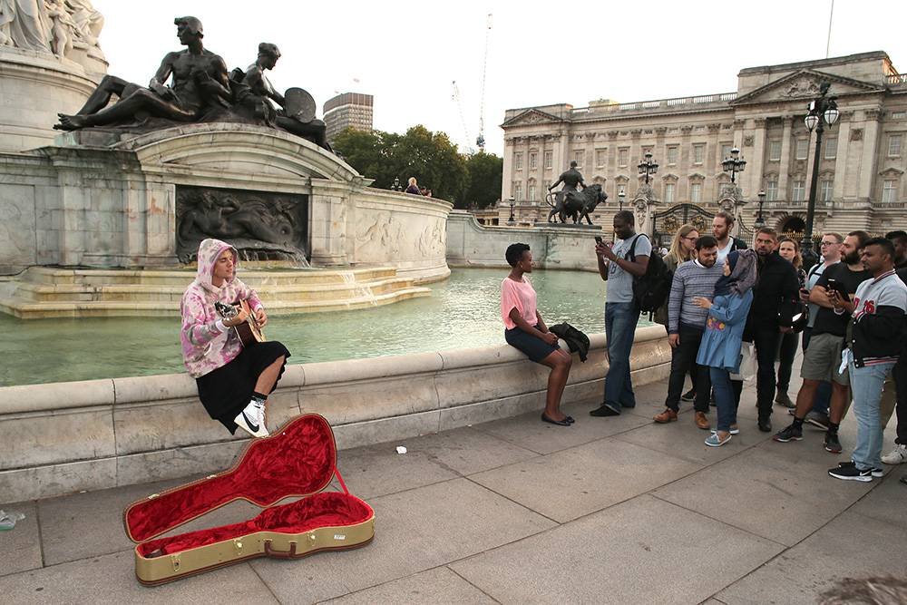 Justin Bieber śpiewa i gra na gitarze przed Pałacem Buckingham, Fot. Getty Images