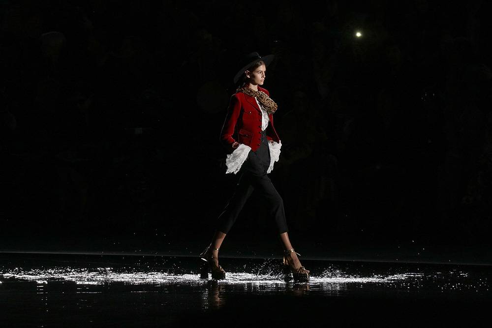 Kaia Gerber podczas pokazu kolekcji Saint Laurent na sezon wiosna-lato 2019, Fot. Getty Images