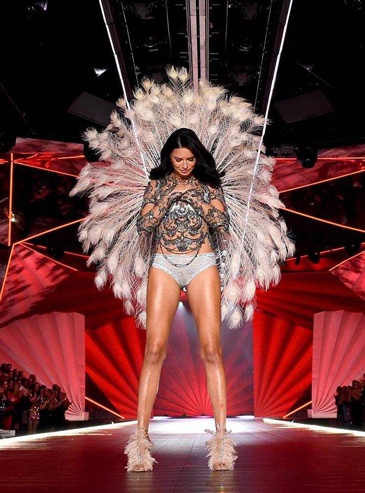 Adriana Lima po raz ostatni na wybiegu i pokazie kolekcji Victoria's Secret, Fot. Getty Images
