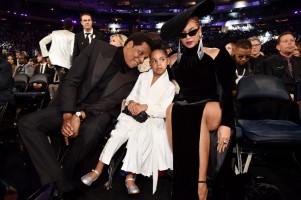 Jay-Z, Blue Ivy Carter i Beyonce podczas rozdania nagród Grammy, Fot. Getty Images