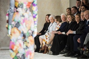 Królowa Elżbieta II i Anna Wintour na pokazie kolekcji Richarda Quinna, Fot. Getty Images