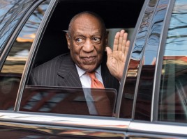 Bill Cosby, oskarżony o molestowanie seksualne, opuszcza sąd po drugim dniu procesu, Fot. Getty Images