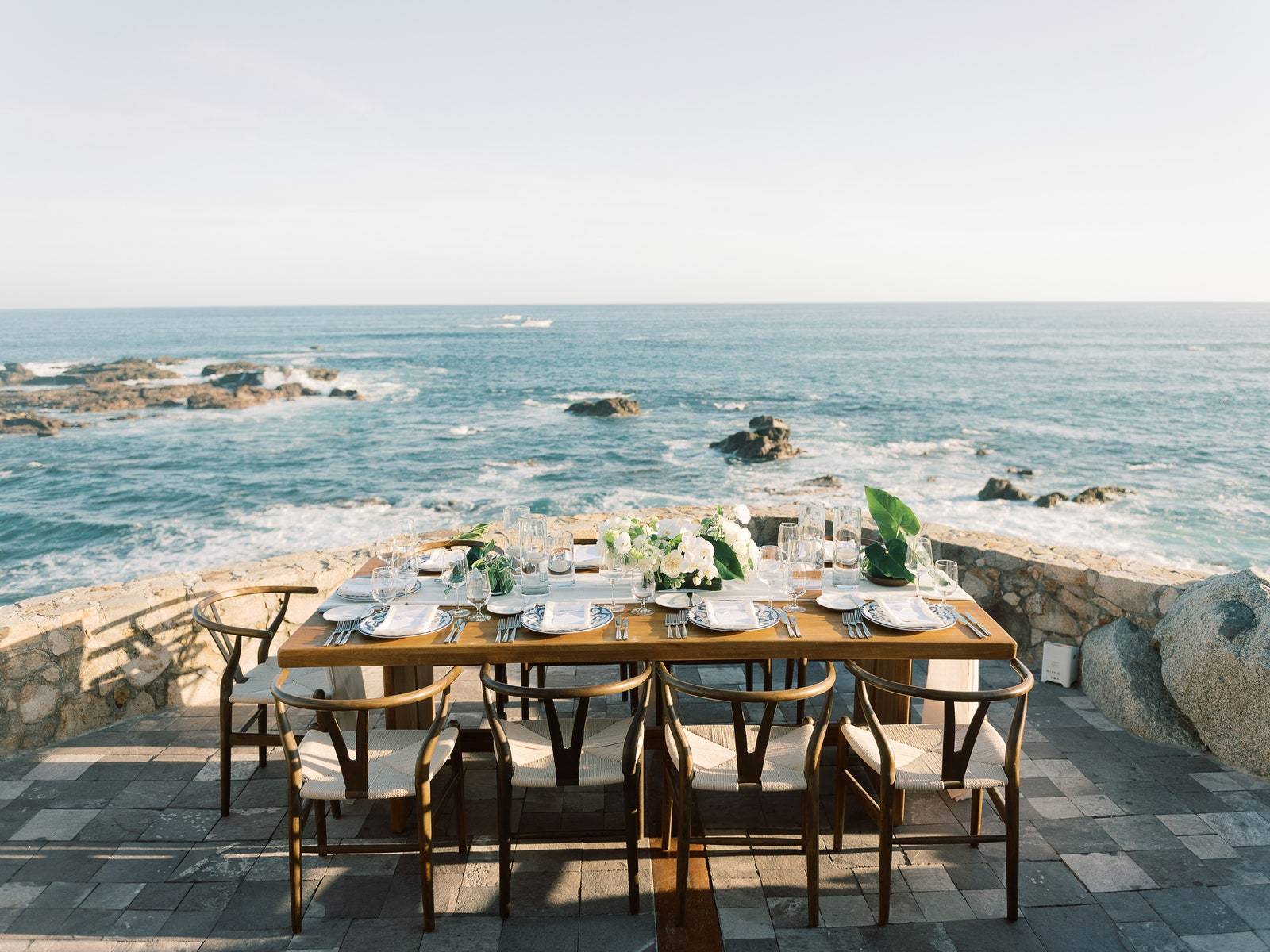 Każdy stół miał zapierający dech w piersiach widok na ocean. 