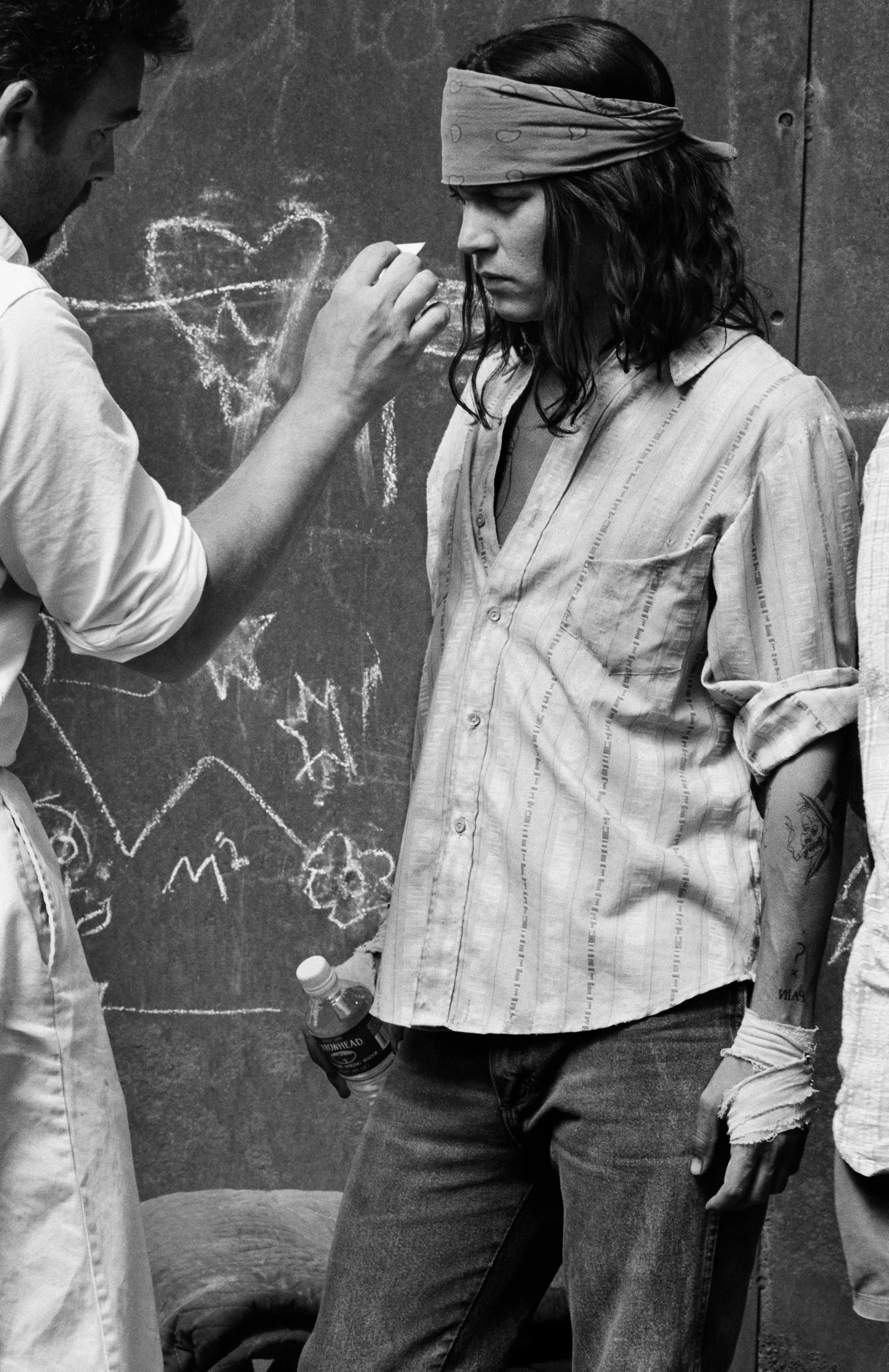 Johnny Depp na planie filmu „Odważni” w 1996 roku