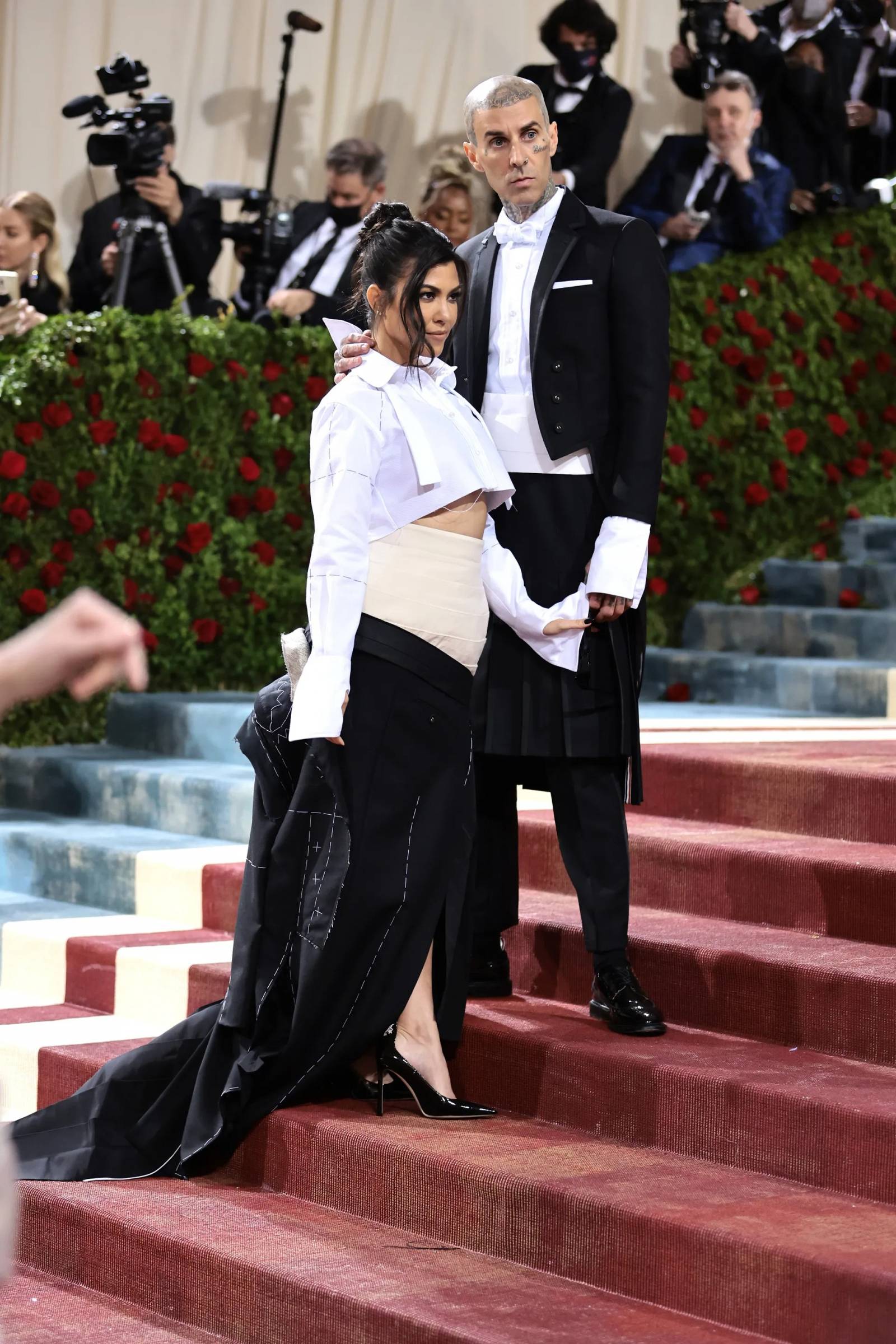 Kourtney Kardashian w Travis Barker w stylizacjach Thoma Browne'a