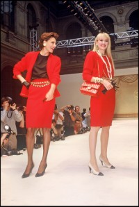 Inès de La Fressange i Jerry Hall na pokazie haute couture jesień 1986 , Fot. Getty Images