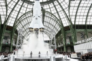 Start rakiety w Grand Palais na pokazie jesień-zima 2017-2018, Fot. Getty Images