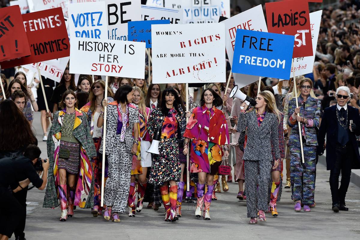 Manifest feministyczny na pokazie kolekcji wiosna-lato 2015, Fot. Getty Images