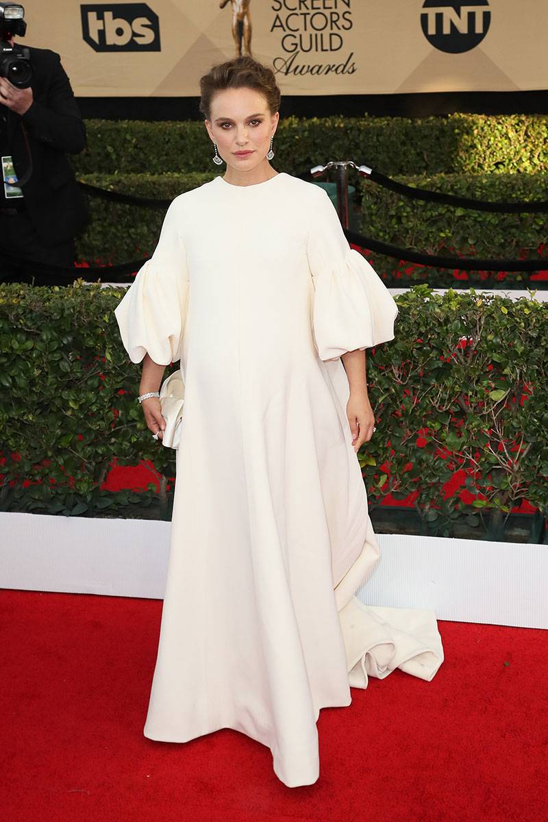 W Los Angeles na gali rozdania nagród SAG (Annual Screen Actors Gu-ild Awards) w 2017 roku; biała suknia Dior z kolekcji wiosna 2017 haute couture