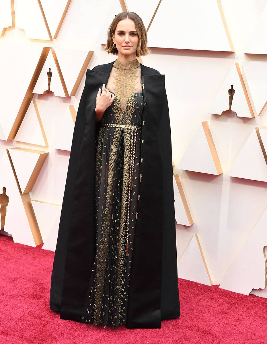 Na gali rozdania Oscarów w 2020 roku; czarno-złota suknia i peleryna Diora