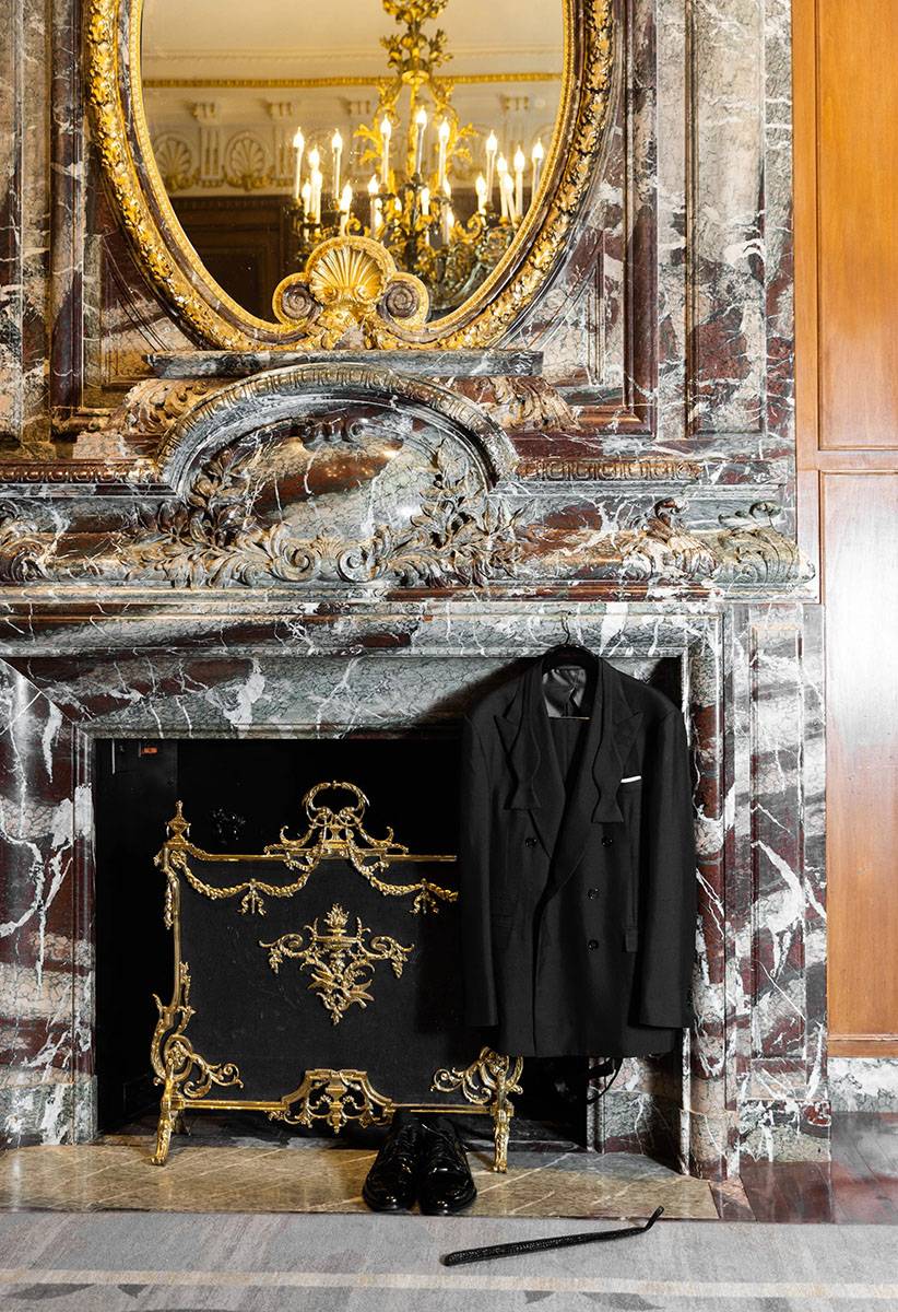 Na przyjęcie i after party Kevin przebrał się w szyty na zamówienie czarny garnitur Ralph Lauren. Kolejny fantastyczny look!