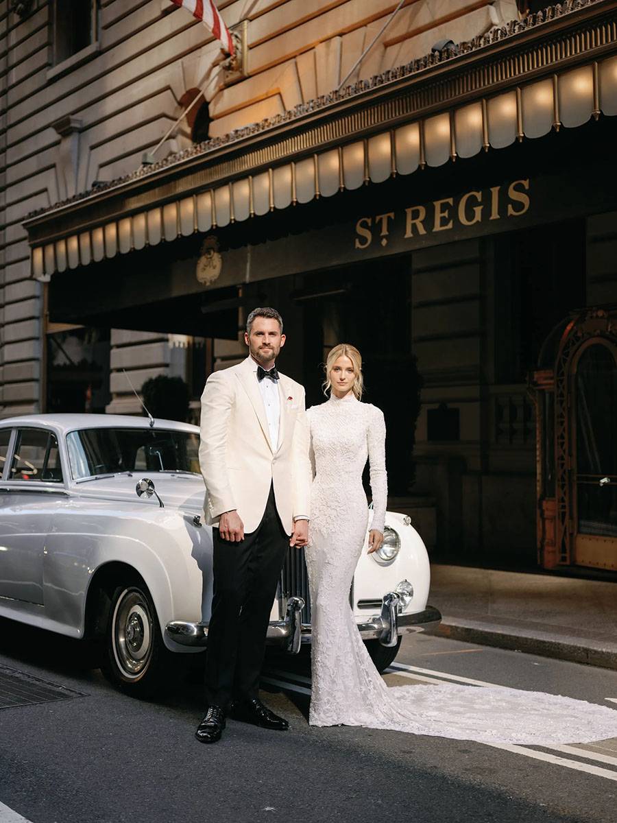 Gotowi na opuszczenie St. Regis i podróż do Library. – St. Regis to dla nas wyjątkowe miejsce. Byliśmy tam na naszej pierwszej randce, więc czuję, że historia zatoczyła koło – mówi Kate.