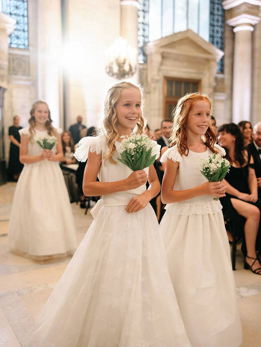 Sloane, Presley i Emelia Schwartz ubrane w długie sukienki z jedwabiu i koronki w kolorze kości słoniowej.