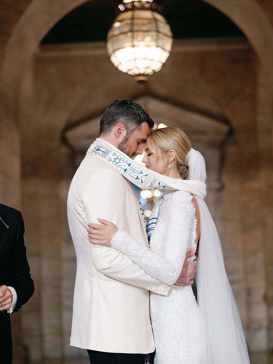 Kevin i Kate owinięci w tallis zgodnie z żydowską tradycją.