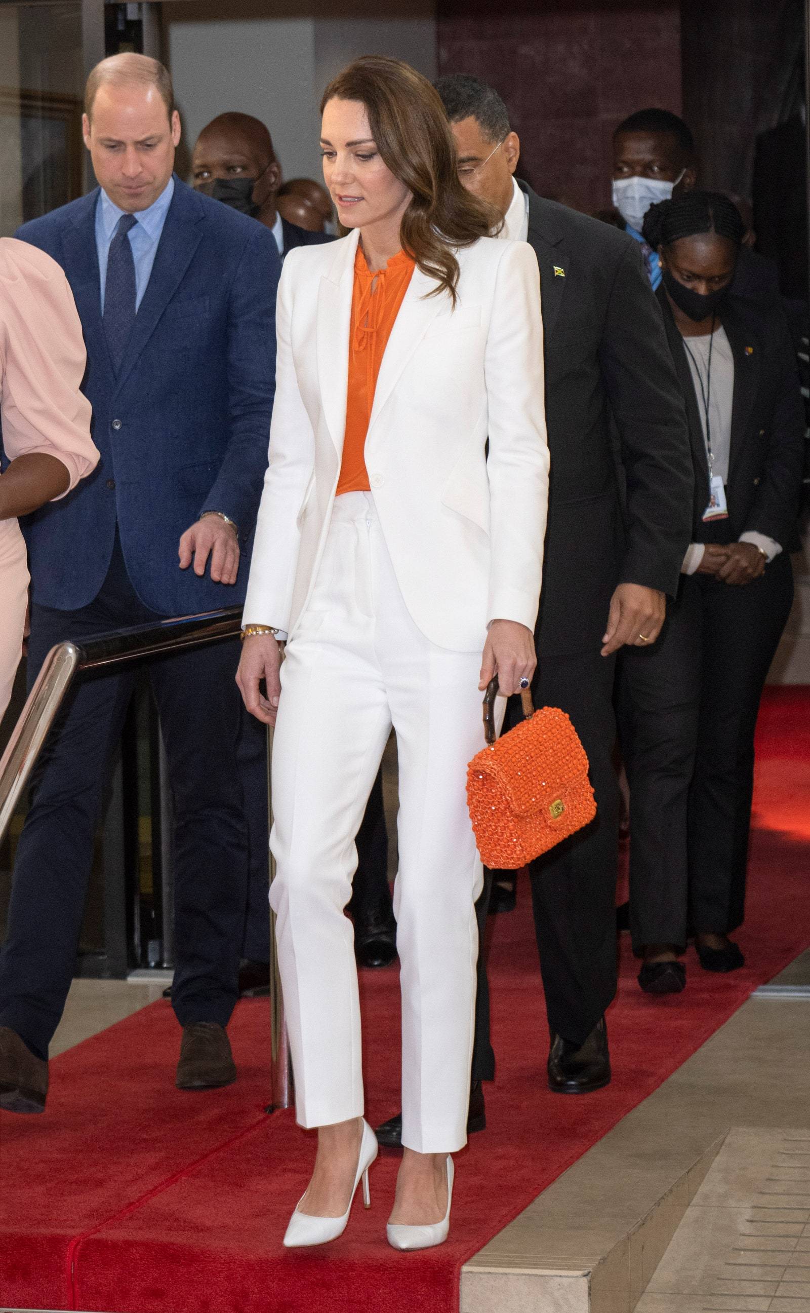 W garniturze Alexandra McQueena, bluzce Ridley London i butach 105 Gianvito Rossi na spotkaniu z premierem Ja-majki, Andrew Holnessem.