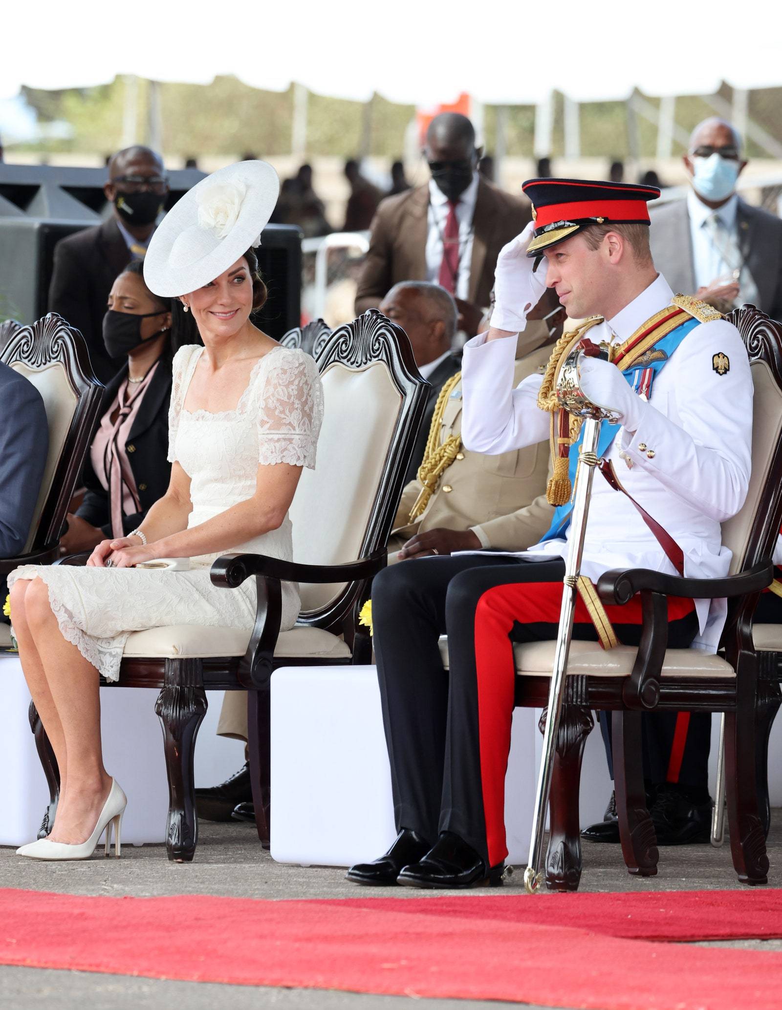 Podczas parady w Kingston w sukni Alexandra McQueena i kapeluszu Philipa Treacy’ego ze szpilkami Rebecca firmy Emmy London w odcieniu kości słoniowej.