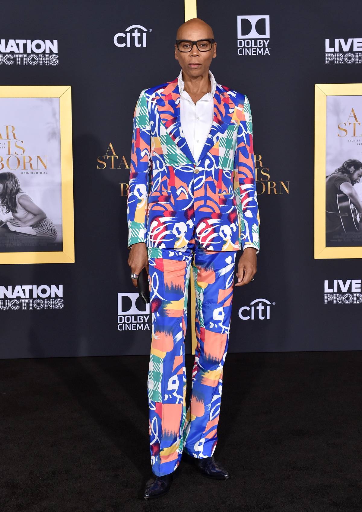 RuPaul na premierze „Narodzin Gwiazdy” w 2018 w Los Angeles we wzorzystym garniturze