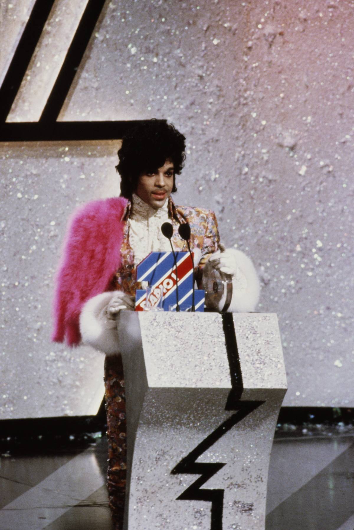 Prince w 1985 roku na BRIT Awards w różowym futrzanym bolerku