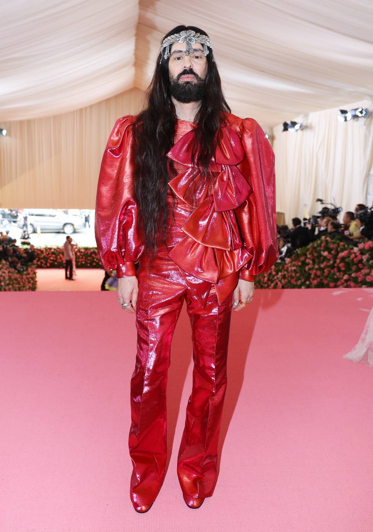 Alessandro Michele w 2019 roku na MET Gali w czerwonym błyszczącym zestawie