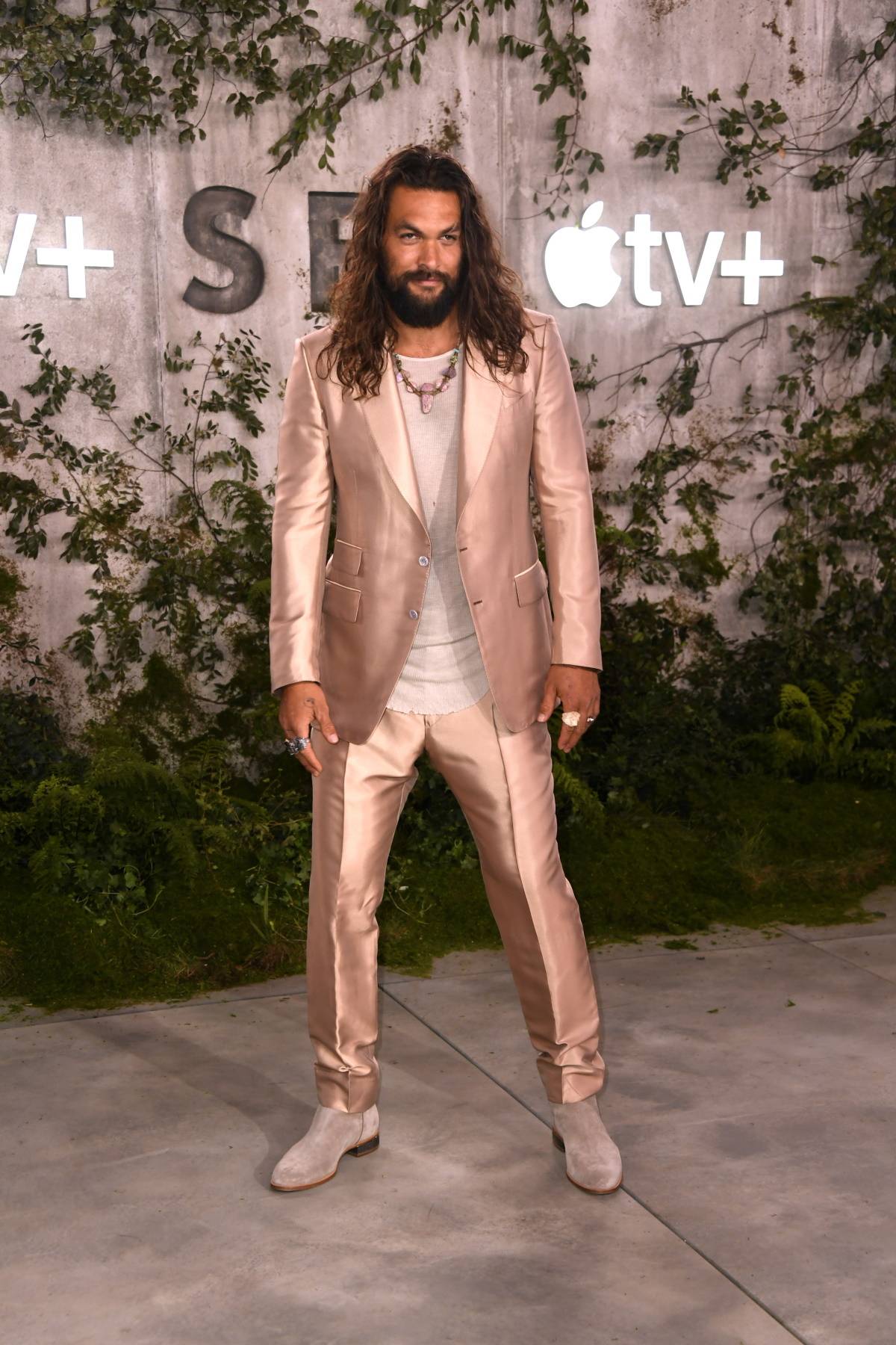 Jason Momoa na premierze „See w 2019 roku w pastelowym, brzoskwiniowym garniturze