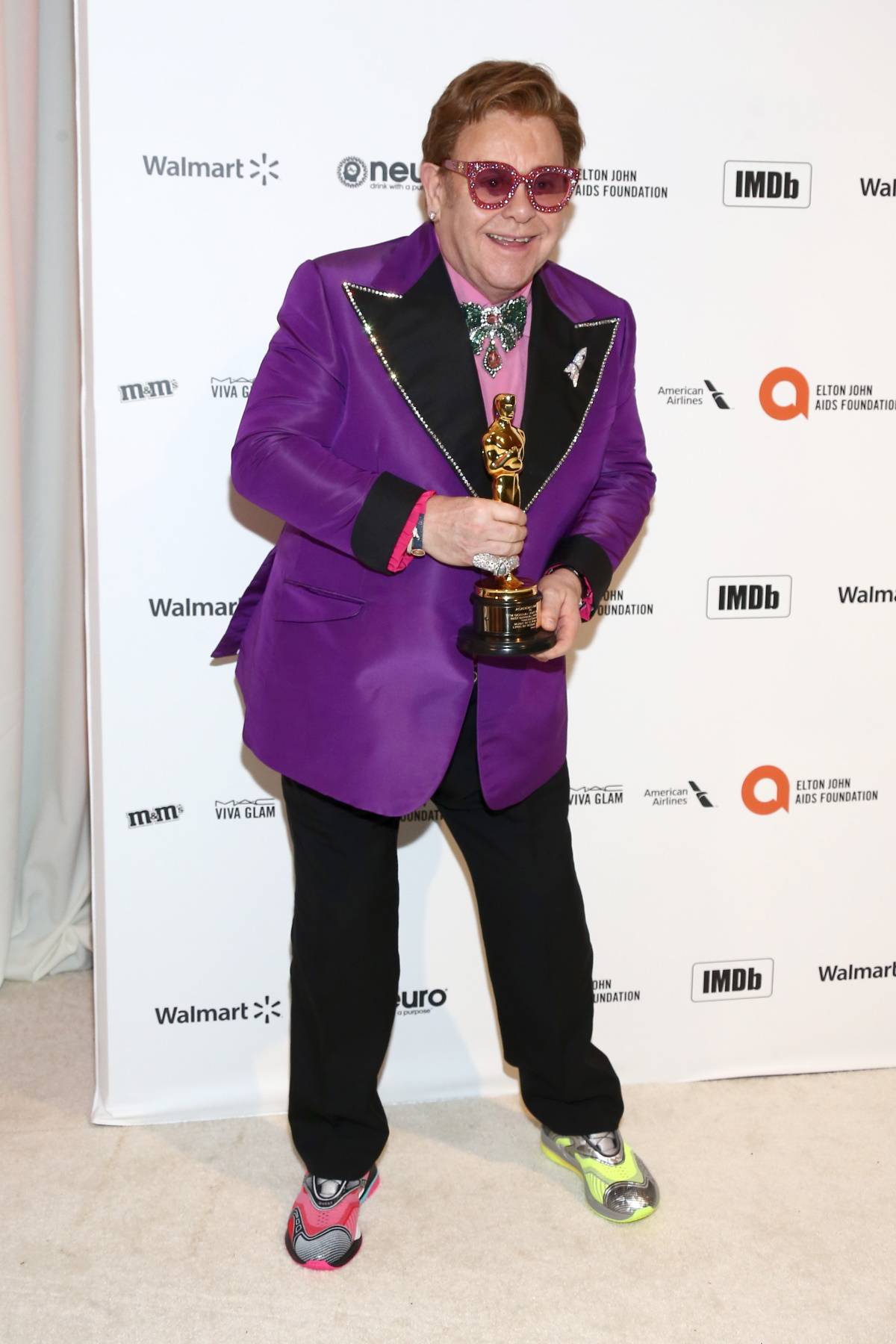 Elton John na tej samej uroczystości w fioletowej marynarce i dwóch różnych sneakersach