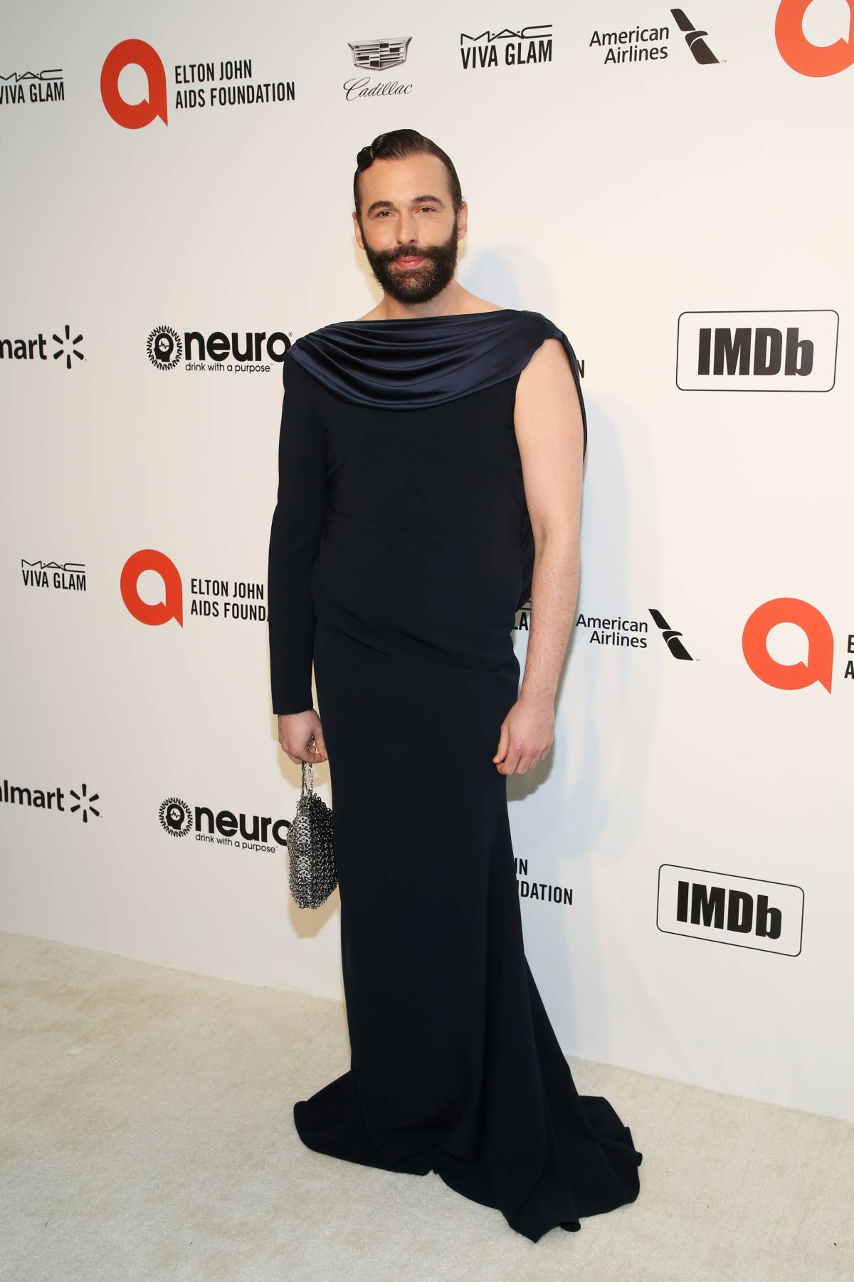- Jonathan Van Ness w 2020 roku w czarnej artystycznej sukience na corocznym rozdaniu nagród AIDS Foundation Eltona Johna w Hollywood