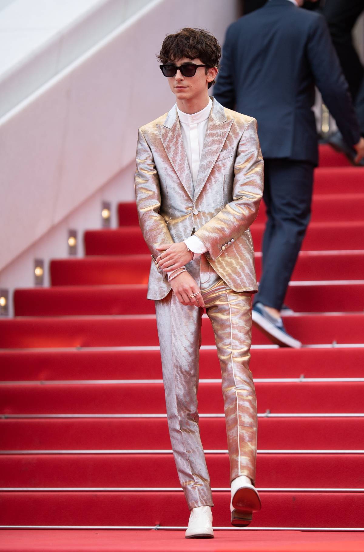 Timothée Chalamet w 2021 roku w Cannes podczas premiery „Kuriera Francuskiego z Liberty, Kansas Evening Sun” w metalicznym garniturze