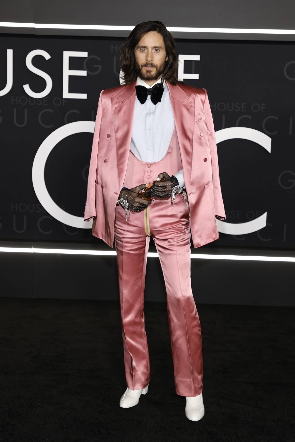 Jared Leo na premierze „Dom Gucci” w pastelowo różowym looku
