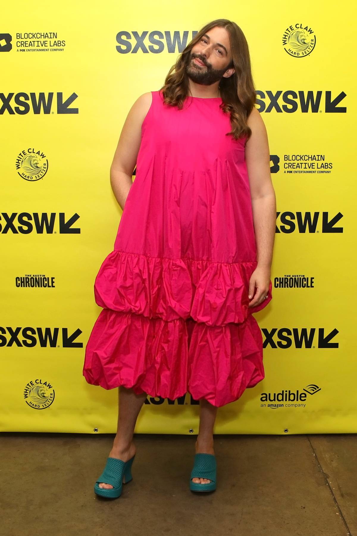 -	Jonathan Van Ness w 2022 roku w różowej sukience podczas konferencji SXSW w Teksasie 
