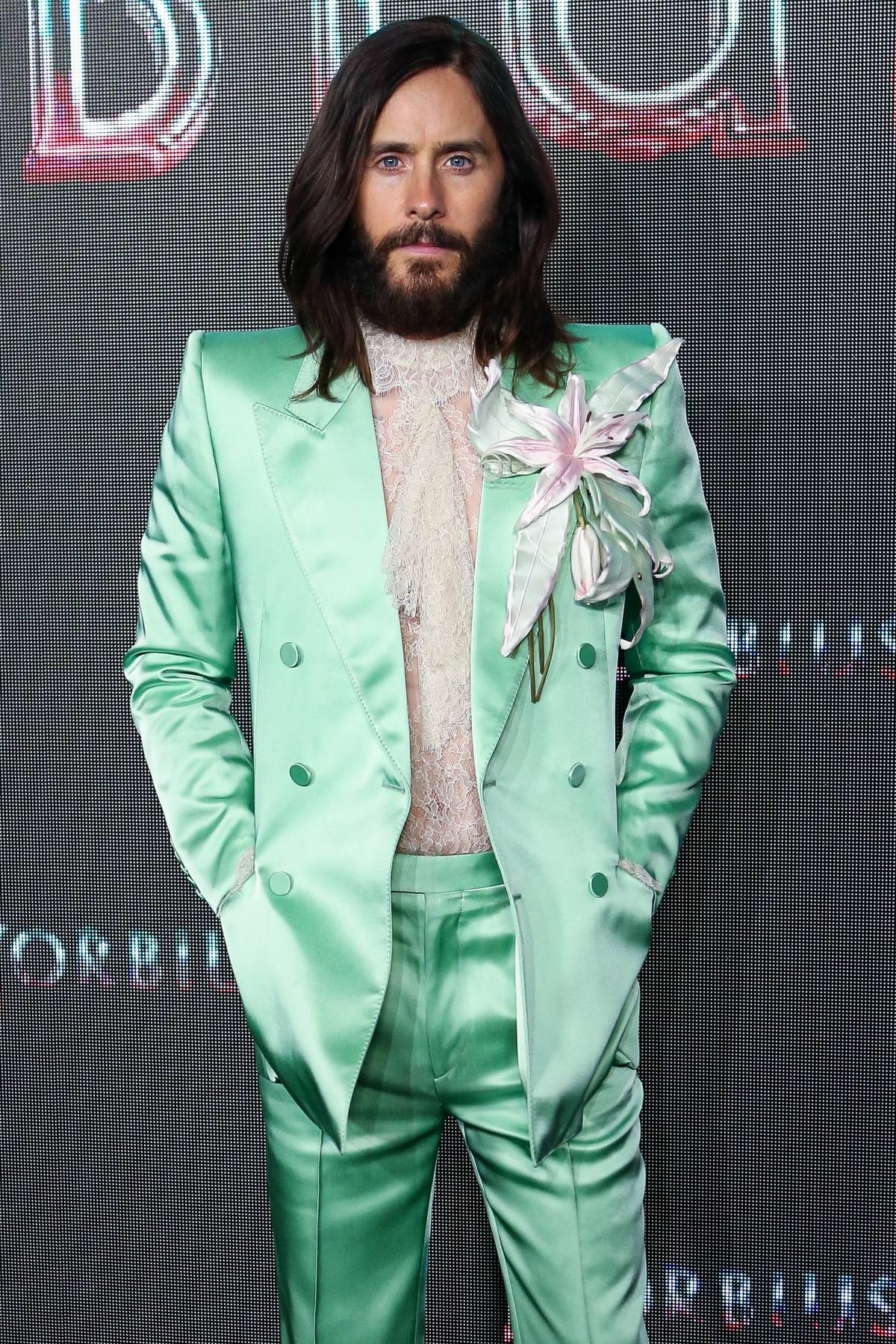 Jared Leto podczas premiery „Morbiusa” w Madrycie w miętowym, satynowym garniturze i koronkowej koszuli z żabotem