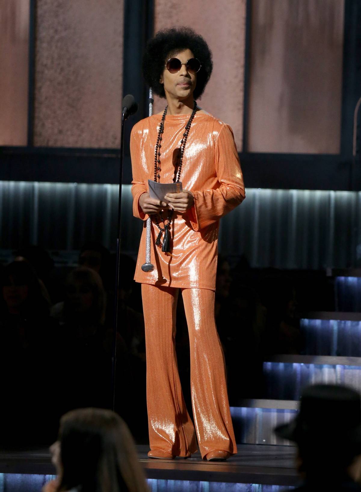 Prince na 57. gali rozdań Grammy w 2015 roku w mandarynkowym błyszczącym komplecie