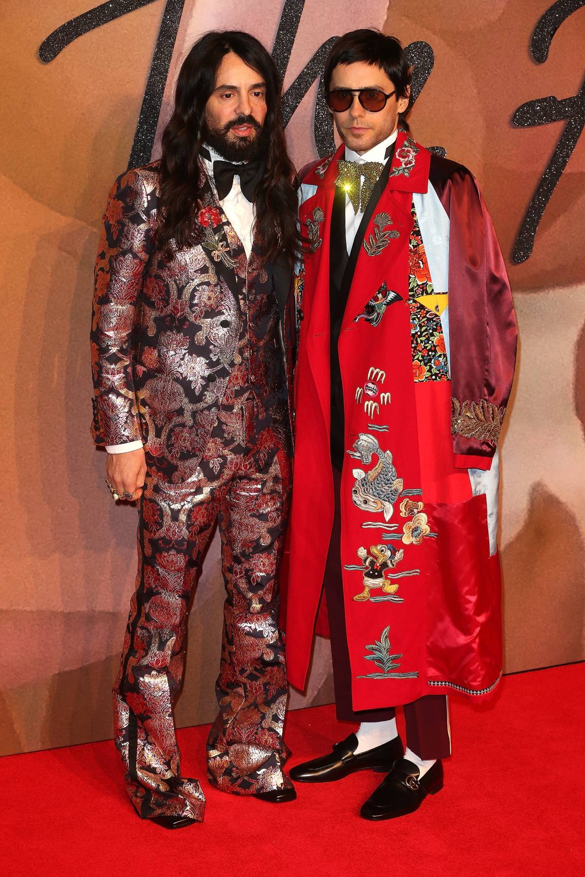 - Alessandro Michele w 2016 podczas The Fashion Awards, ponownie w połyskującej stylizacji