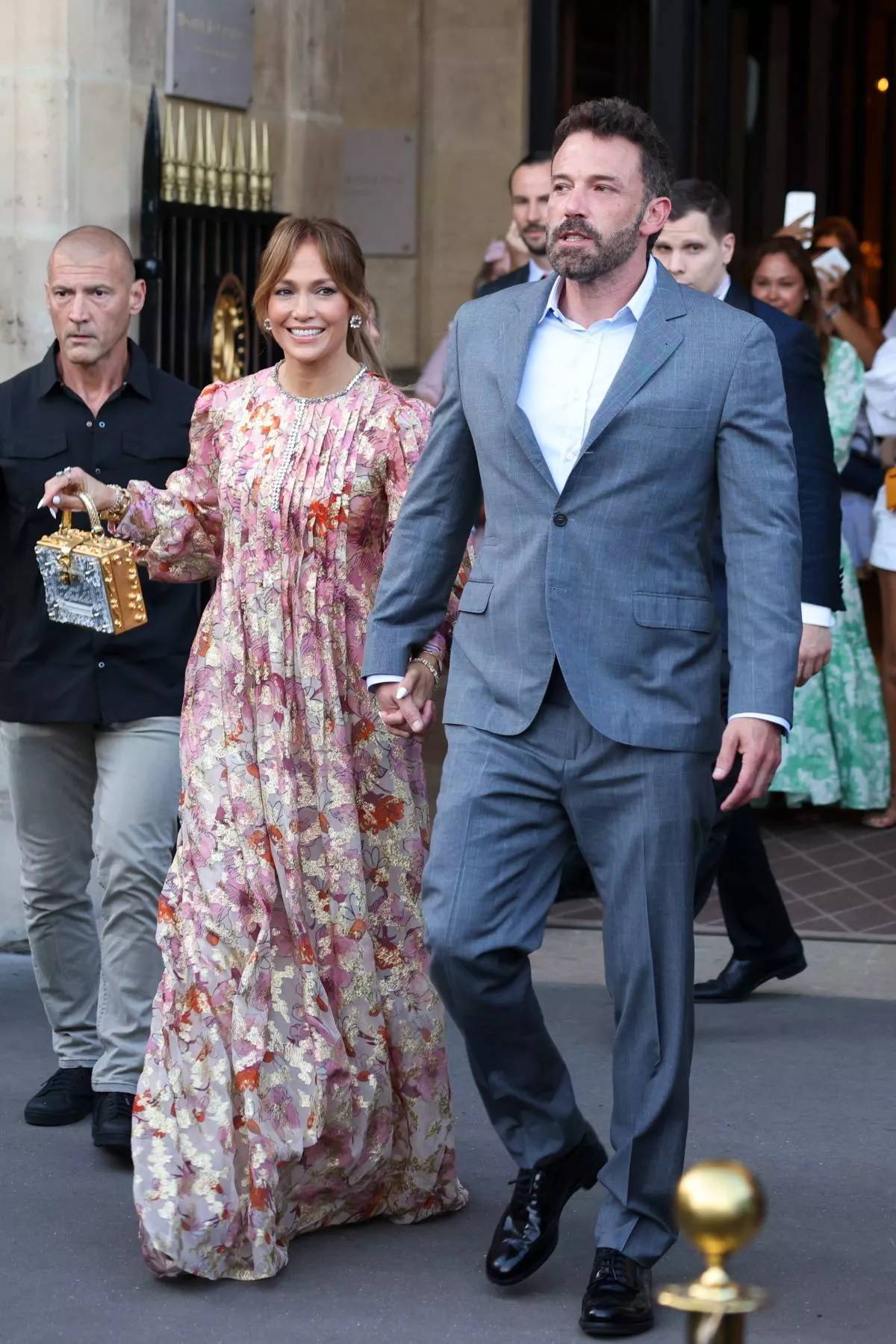 Piosenkarka postawiła na maksi w kwiatowy print. W dłoni trzymała awangardową torebkę ze złotymi zdobieniami od Dolce&Gabbana. 23 lipca, Paryż. 