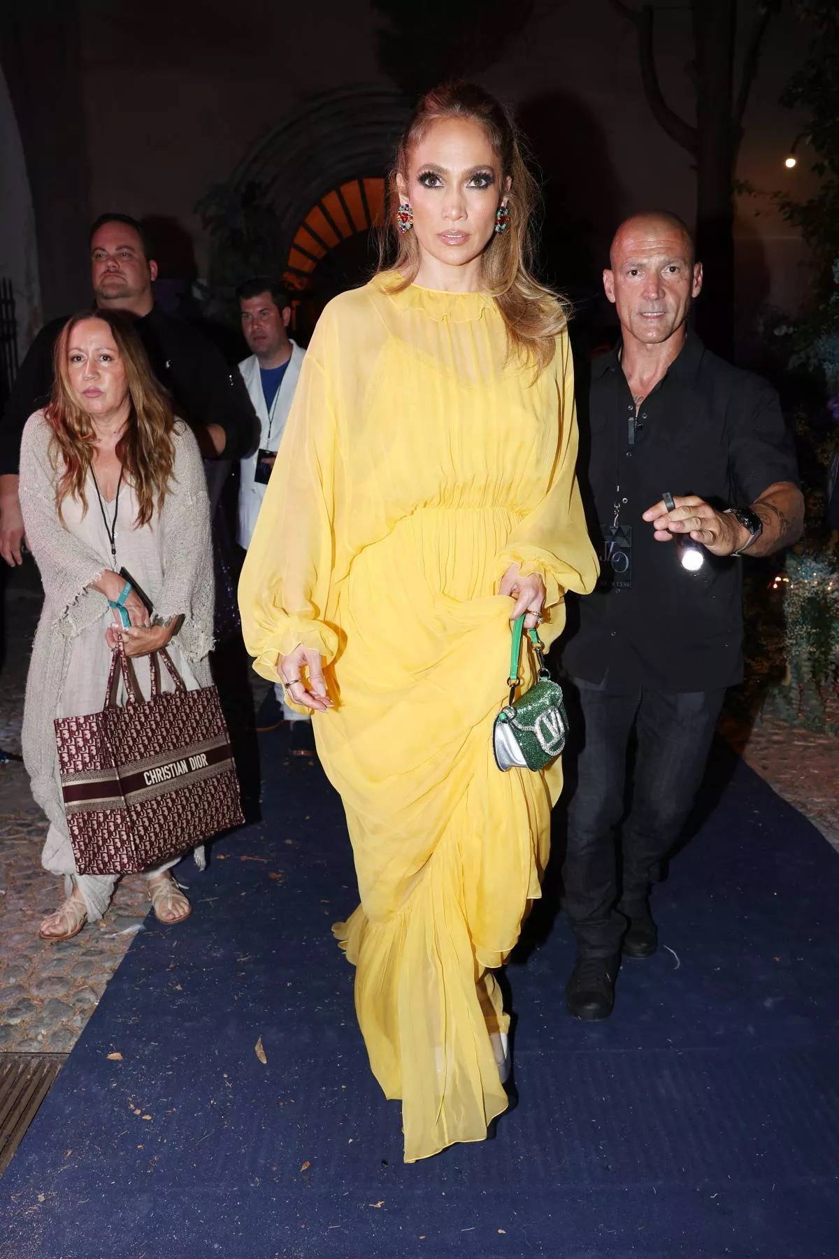 W żółtej maksi Gucci, do której dobrała białe szpilki na plat-formie i metaliczną torebkę Louis Vuitton. 30 lipca, Capri. 
