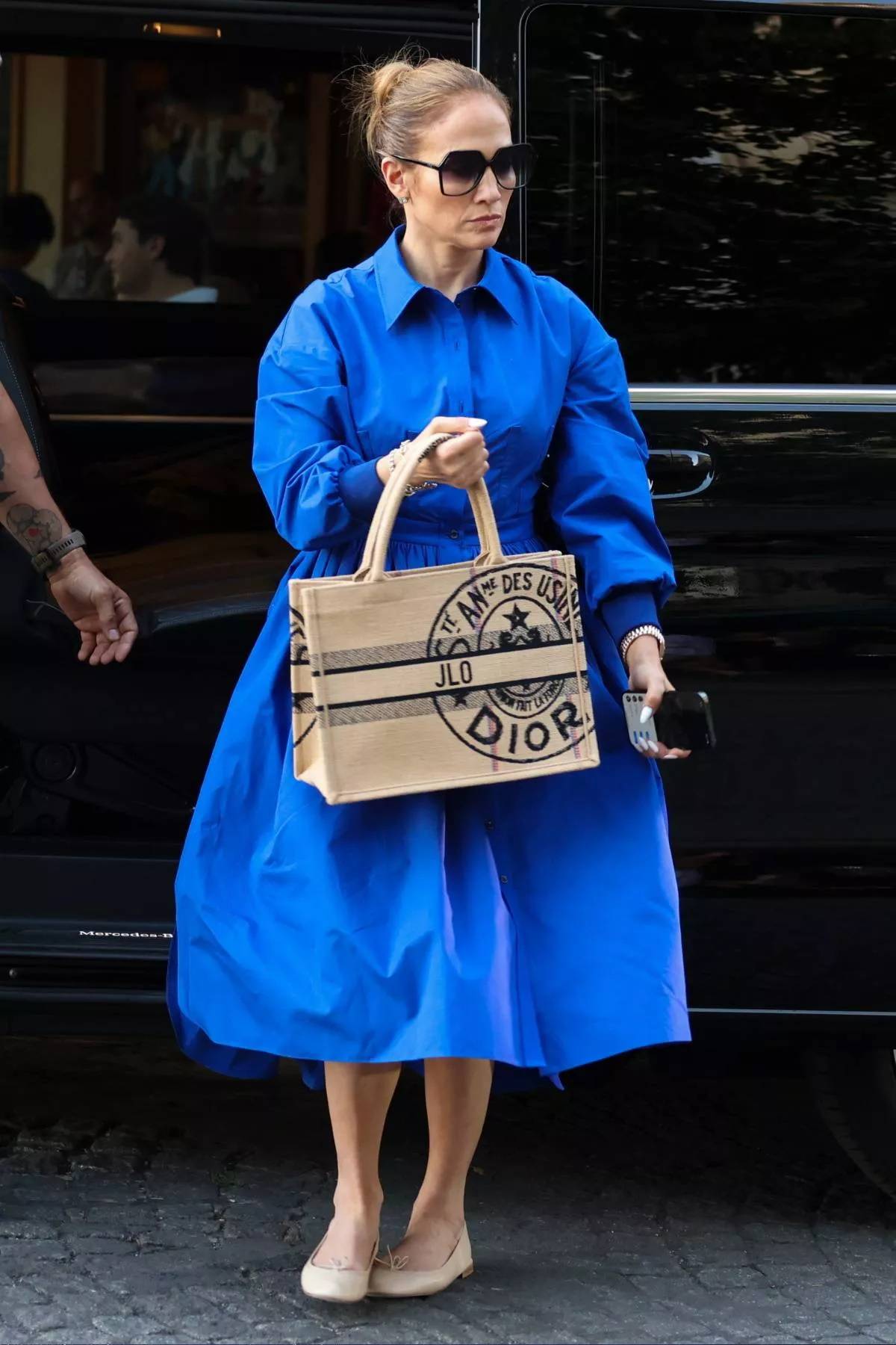 W kobaltowej szmizjerce Alexandra McQueena. Look uz-upełniła beżowymi balerinkami, tote bag Diora oraz over-size’owymi okularami przeciwsłonecznymi. 25 lipca, Paryż.