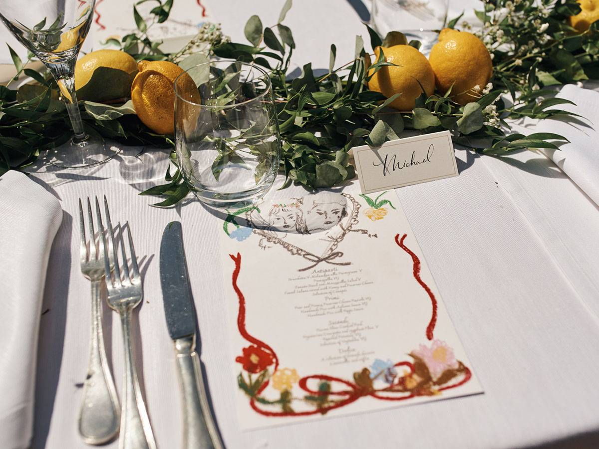 Autorką zaproszeń i menu była Faye Wei Wei. – Narysowała dwójkę ludzi reprezentujących mnie i Briana. Bardzo mi się podobali, a to, że zrobiła to dla nas, jest wielkim zaszczytem – zauważa Bakewell.