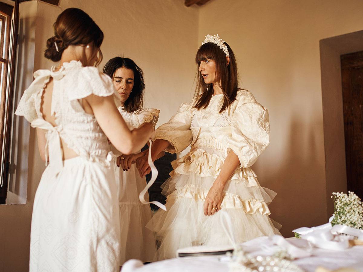 Simone Rocha dała Rachel koronę z pereł, a jej włosy zostały ułożone przez przyjaciela, Jamiego McCormicka.
