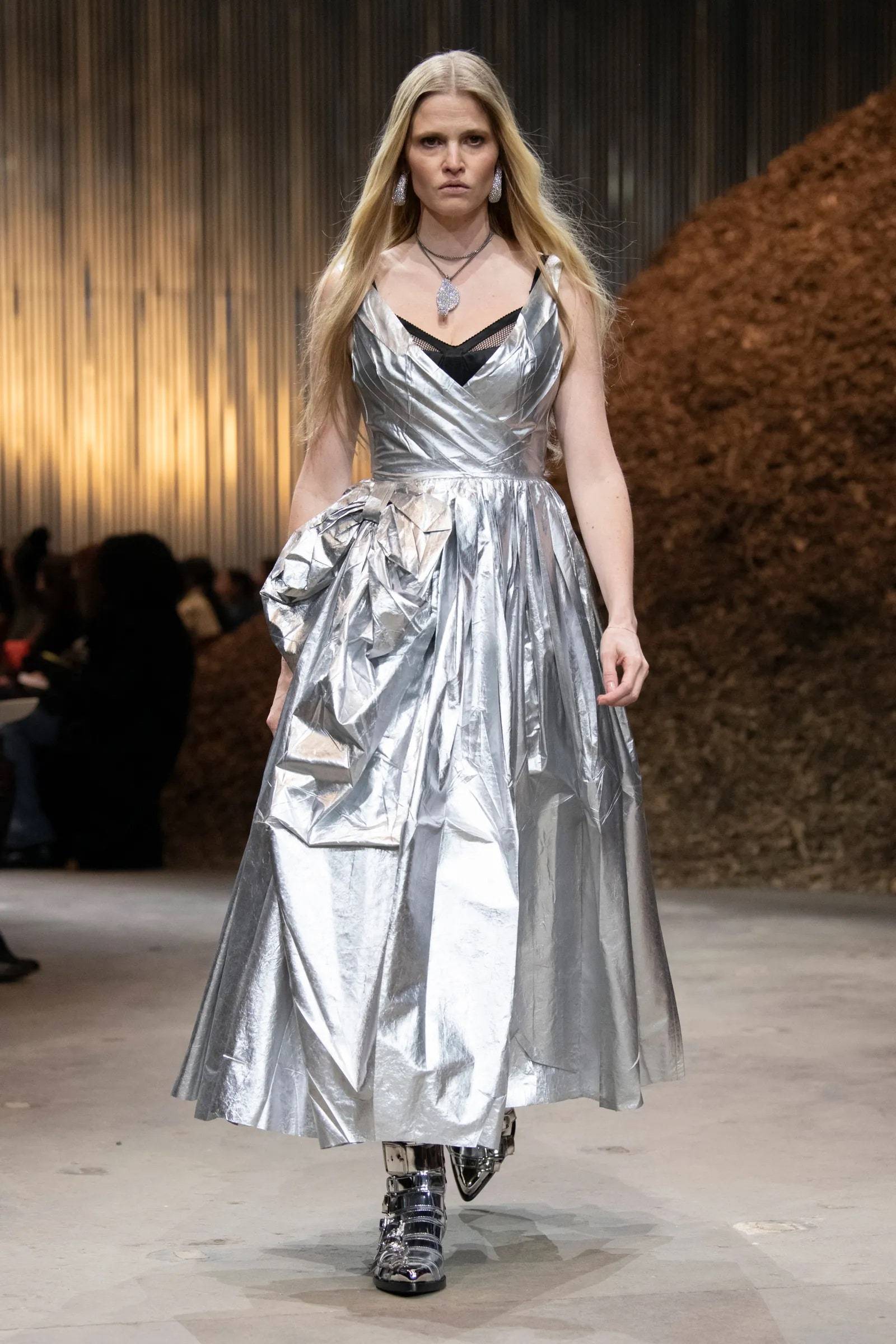Metaliczna suknia Alexandra McQueena