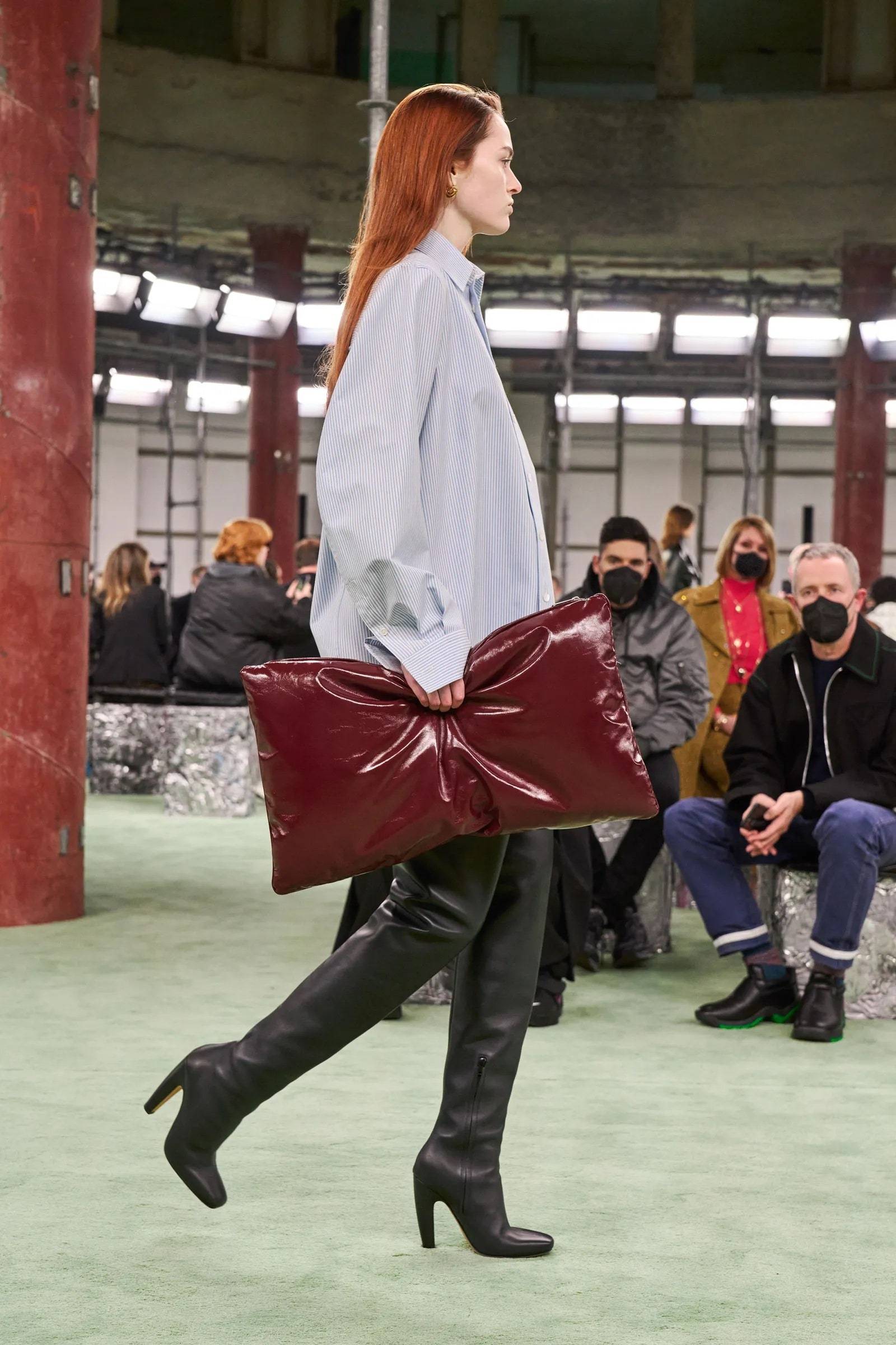 Koszula i buty za kolano Bottega Veneta