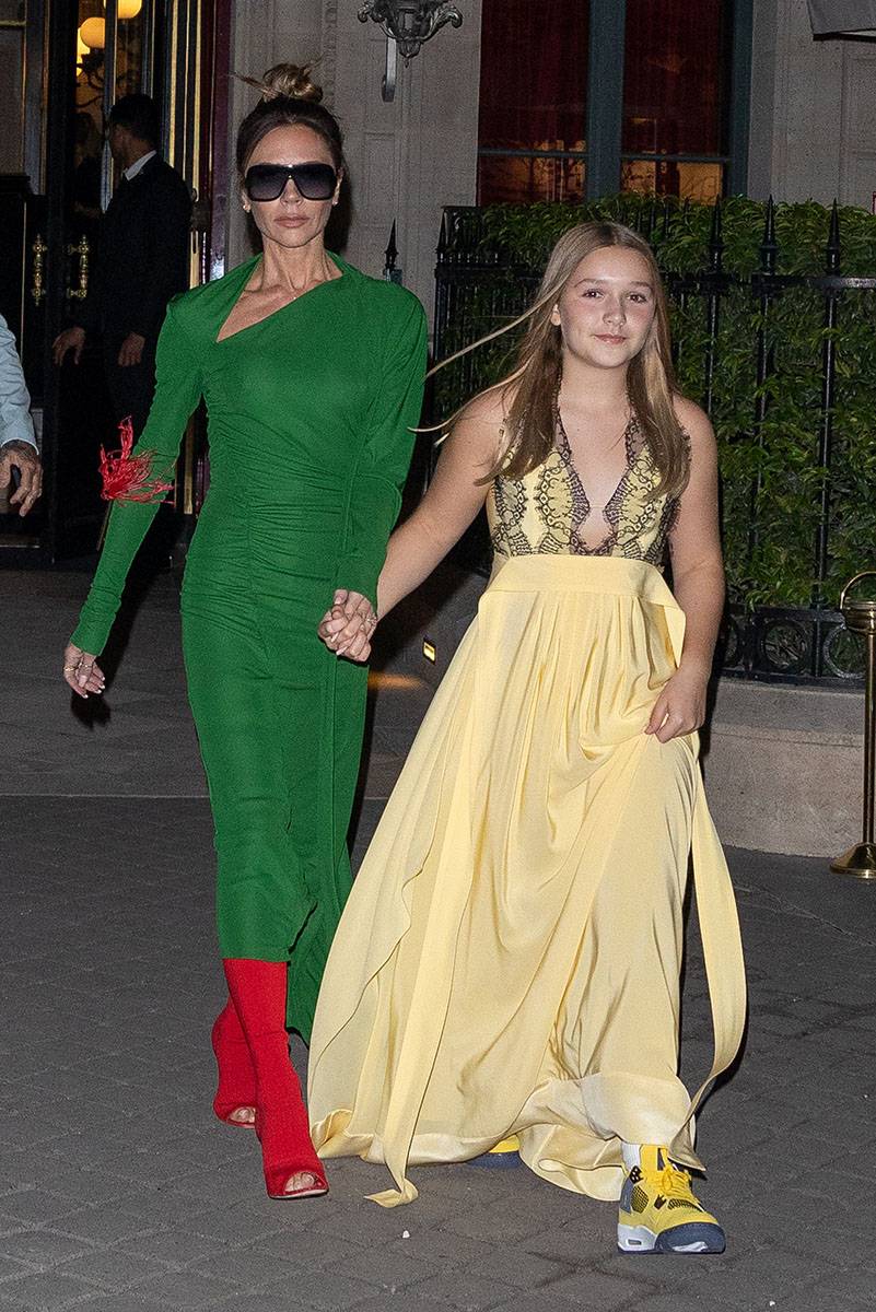 Wrzesień 2022  Zielona sukienka jej własnej marki w połączeniu z jaskrawoczerwonymi butami w Paryżu. 