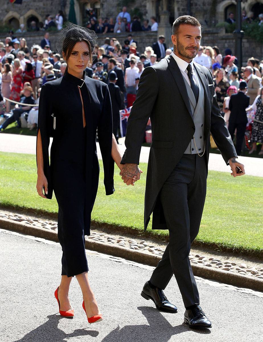 Maj 2018  W jaskrawych szpilkach, które kontrastują z jej granatową sukienką na ślubie księcia i księżnej Sussex.