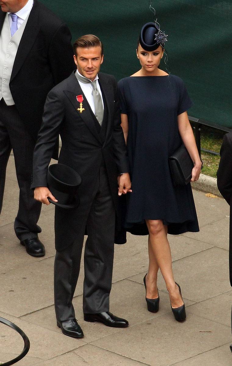 Kwiecień 2011 Granatowa sukienka pochodząca z jej własnej marki z wysokimi czółenkami Louboutin na królewskim ślubie księcia i księżniczki Walii.