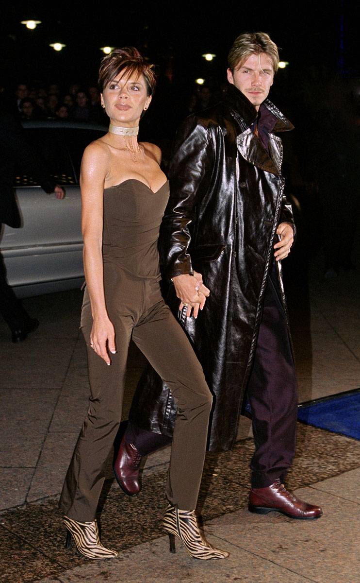 Luty 2000 Ubrana od stóp do głów w brąz i buty z motywem zebry na pokazie filmu „Withnail i ja” w Londynie.