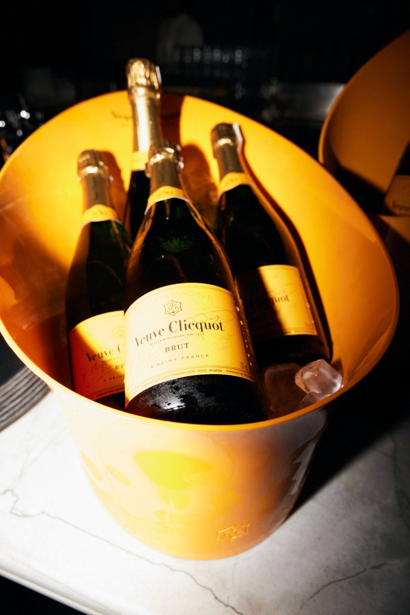 Goście raczyli się koktajlami na bazie wódki Belvedere i szampanem Veuve Clicquot