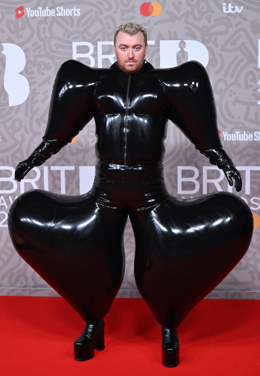 Sam Smith w lateksowym kombinezonie marki Harri