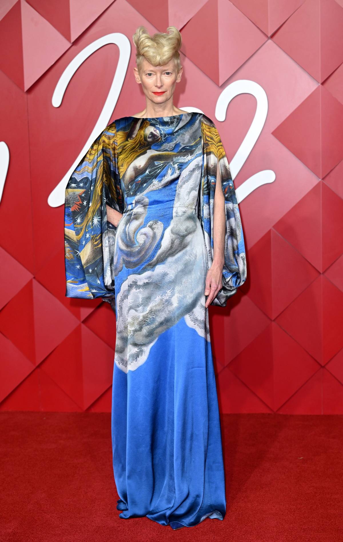 Tilda Swinton w sukni Charlesa Jeffreya Loverboya