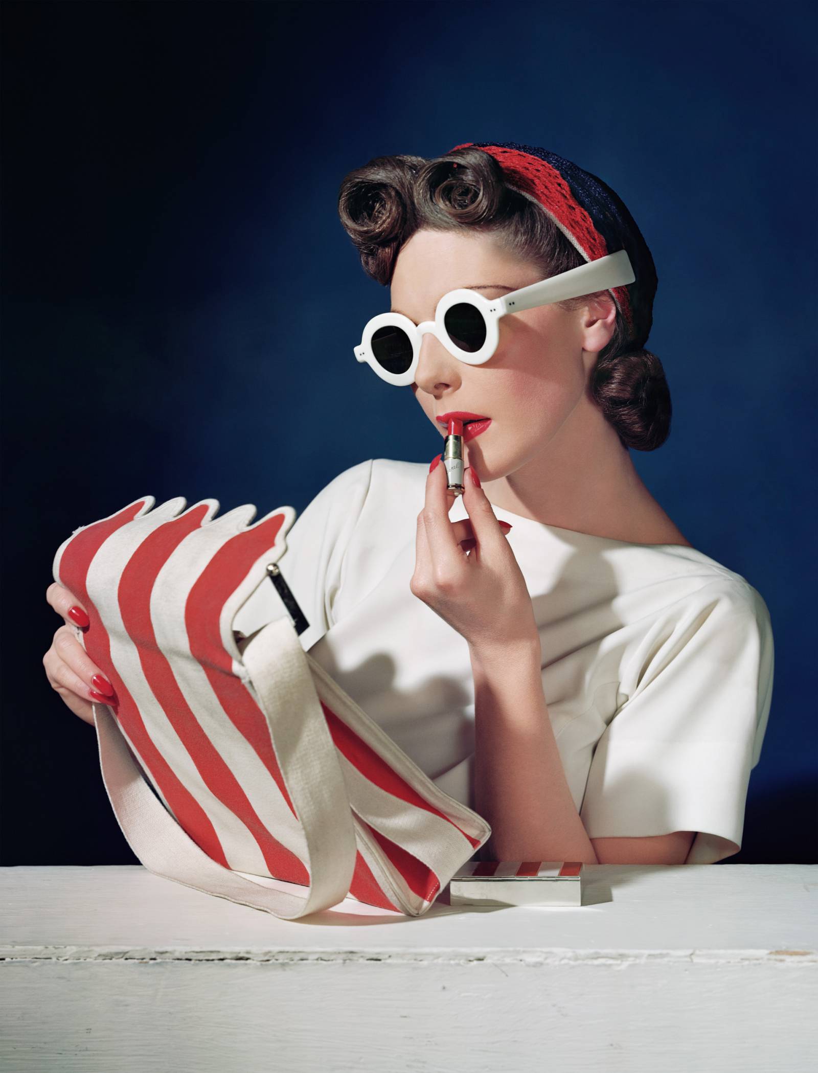 Modelka Muriel Maxwell w komplecie Sally Victor z torebką Paul Flato i okularami Lugene, 1939