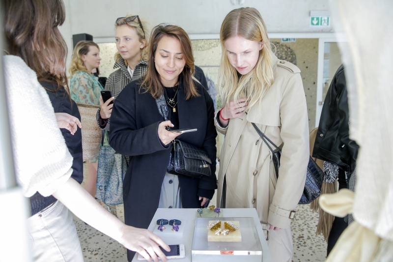 Karolina Gruszecka, szefowa stylistów „Vogue Polska”, Marta Zaczyńska i Katarzyna Mioduska,  asystentki  działu mody, Fot.  APKPA